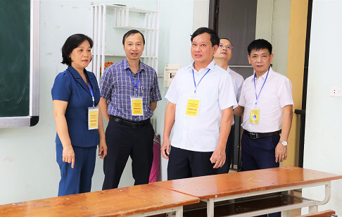 Đồng chí Tô Thị Ánh – Phó Giám đốc Sở Giáo dục và Đào tạo tỉnh, Phó Trưởng Ban Chỉ đạo Kỳ thi tốt nghiệp THPT năm 2025 tỉnh Yên Bái kiểm tra công tác chuẩn bị kỳ thi tại Trường THPT Hoàng Văn Thụ, huyện Lục Yên